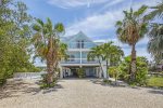 4 bedroom Pool Home: Steps to the beach 
